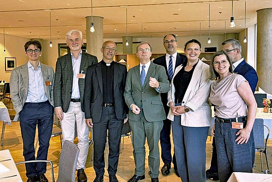 Austausch zum Thema Interreligiöser Dialog zwischen Vertreter*innen des Konsortiums Ziviler Friedensdienst, des BMZ und der Universität Sarajewo Menschengruppe in einem Saal